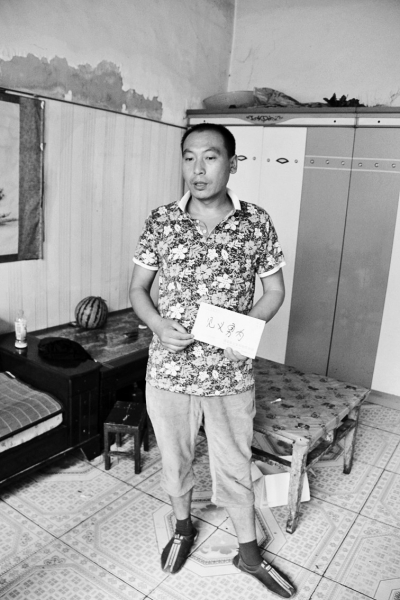 采建新拿的信封里，是南京警方送來的獎金。