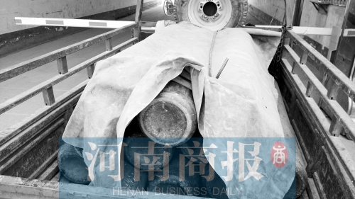 一輛電動三輪車?yán)畮讉€氧氣瓶