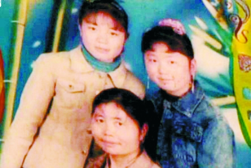 兩個(gè)女兒已長大成人,妻子也已歸來,這個(gè)分離12年的家庭,離幸福越來越近(翻拍)。