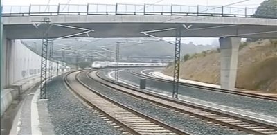 時(shí)速190公里的列車通過(guò)一個(gè)限速80公里的急轉(zhuǎn)彎。