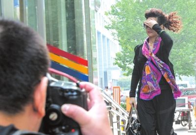 7月22日李某某輪奸案庭前會議，夢鴿擋臉小跑進法院。資料圖片京華時報記者蒲東峰攝