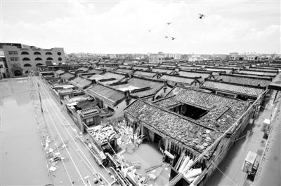 19日，廣東汕頭潮陽區(qū)和平鎮(zhèn)出現(xiàn)水浸現(xiàn)象。連日來，廣東省汕頭市潮陽區(qū)、潮南區(qū)普降暴雨。新華社發(fā)