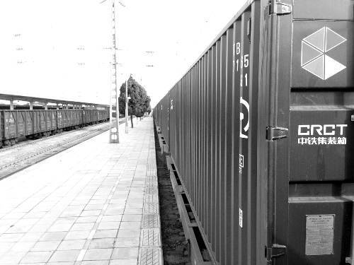 此次班列跟車工作人員@就著米飯吃面條發(fā)微博說：一路走來，每個(gè)?？空镜墓ぷ魅藛T都在夸我們的集裝箱。