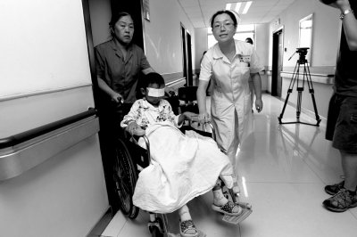 昨天，斌斌被推出病房，準備換藥。記者 譚青/攝