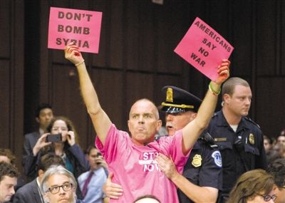 3日，美參議院外委會(huì)舉行敘利亞問(wèn)題聽(tīng)證會(huì)，民眾在現(xiàn)場(chǎng)示威，抗議美國(guó)軍事干預(yù)敘利亞。