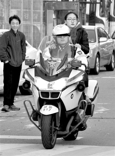 7日，首爾，警察將一名考生送抵考場(chǎng)。新華社發(fā)