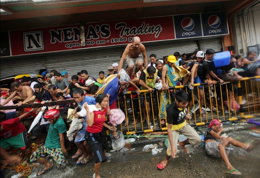 當?shù)貢r間11月10日，強臺風“海燕”襲擊菲律賓塔克洛班后，當?shù)鼐用裣唇偕痰辏鍝屛镔Y。