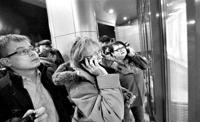 11月17日，俄羅斯喀山機場，一些人在查看航站樓上貼著的遇難者名單，他們可能是遇難者的親屬。