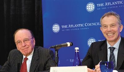 2008年，布萊爾與默多克在美國參加一國際會議。