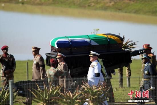 圖為南非海、陸、空三軍首腦為曼德拉護靈。宋方燦 攝