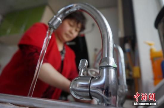 圖為4月13日,蘭州市七里河區(qū)居民李大媽用自來水洗菜。楊艷敏 攝