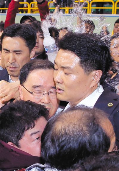 17日，鄭烘原（中）會見乘客家屬時，遭到家屬辱罵、潑水。