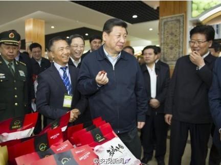 習(xí)近平品新疆美食:不辭長(zhǎng)作新疆人 習(xí)近平品新疆美食:不辭長(zhǎng)作新疆人