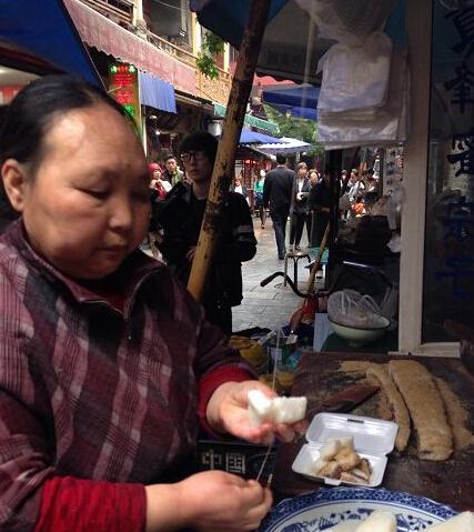 涼糕大媽英語吆喝賺足眼球 網(wǎng)友:英語白學了 涼糕大媽英語吆喝賺足眼球 網(wǎng)友:英語白學了