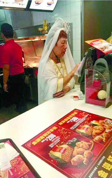 麥當勞也挺拼的！店員化身觀音為顧客點餐