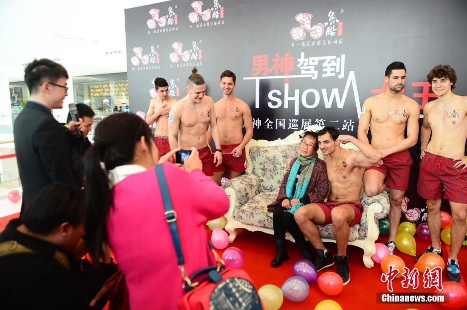 餐廳用性感男模當服務員 半裸服務吸引女性顧客 餐廳用性感男模當服務員 半裸服務吸引女性顧客