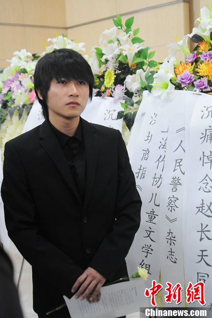 韓寒到場(chǎng)痛哭流淚。