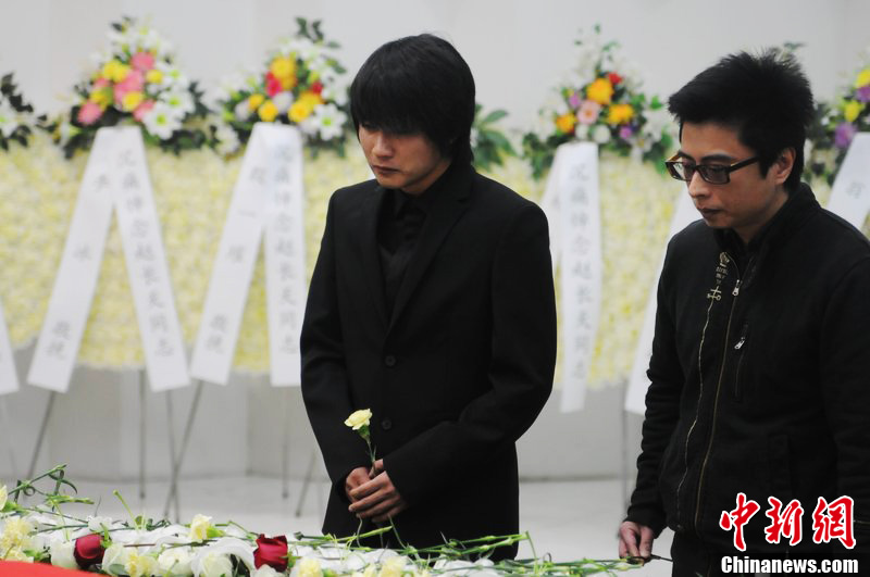 韓寒到場(chǎng)痛哭流淚。