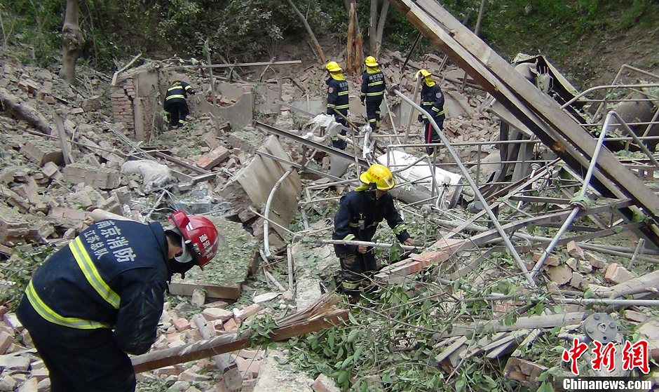 圖為南京消防隊員在現(xiàn)場搜救。中新社發(fā) 梅亮 攝