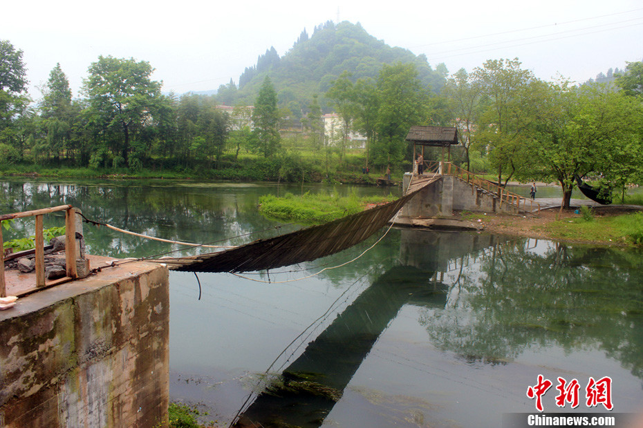 5月1日晚9點10分左右，湖南省鳳凰縣沱江鎮(zhèn)棉寨村距縣城3公里處桃花島篝火晚會散場時，游客經(jīng)過近水