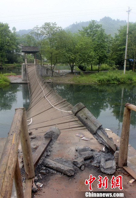 5月1日晚9點10分左右，湖南省鳳凰縣沱江鎮(zhèn)棉寨村距縣城3公里處桃花島篝火晚會散場時，游客經(jīng)過近水