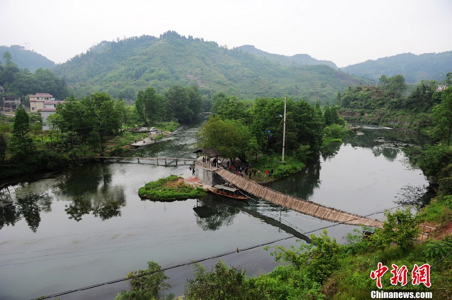 5月2日，鳳凰縣搜尋人員仍在沱江下游搜尋。