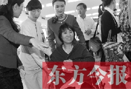 坐在輪椅上的，就是為兒子捐出肝、腎的母親潘大想