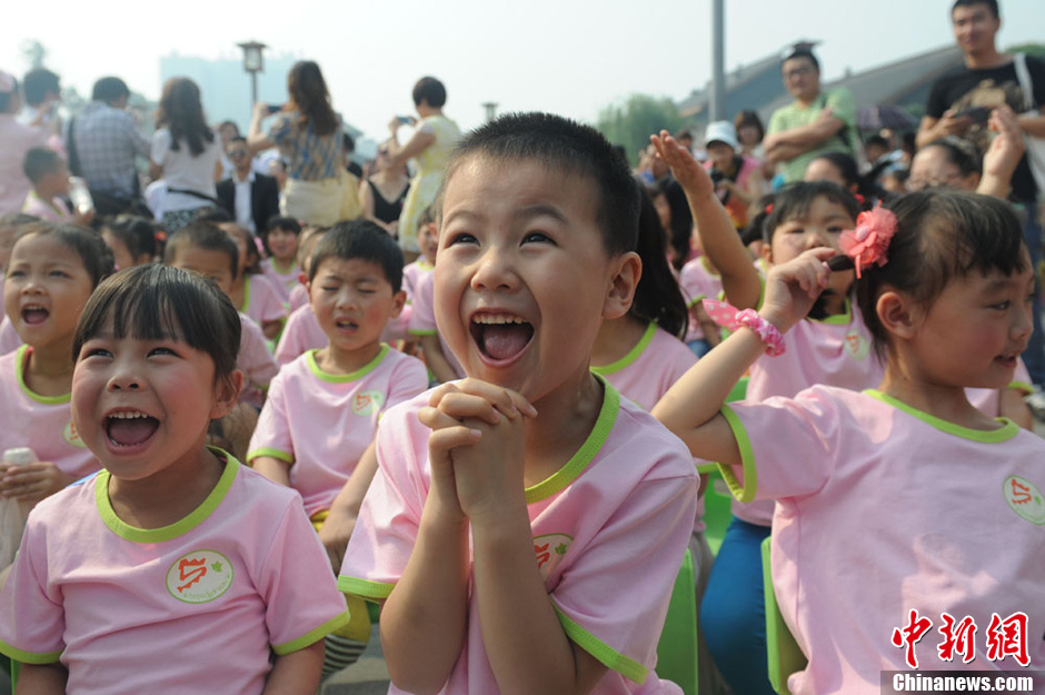 圖為參加集體生日的“地震寶寶”。張浪 攝