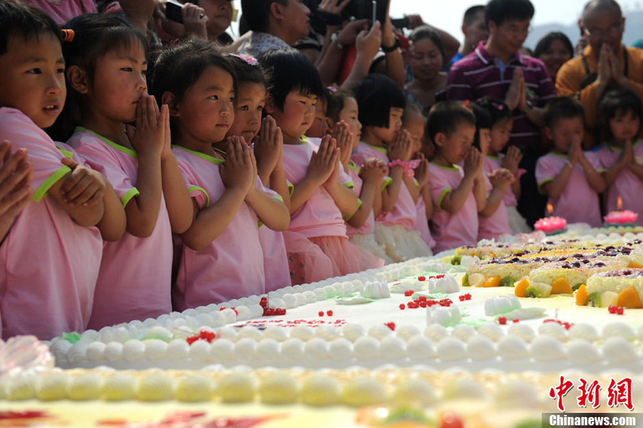 圖為孩子們在生日蛋糕前許下愿望。張浪 攝