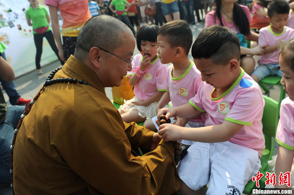 圖為羅漢寺素全法師與參加生日party的孩子。張浪 攝