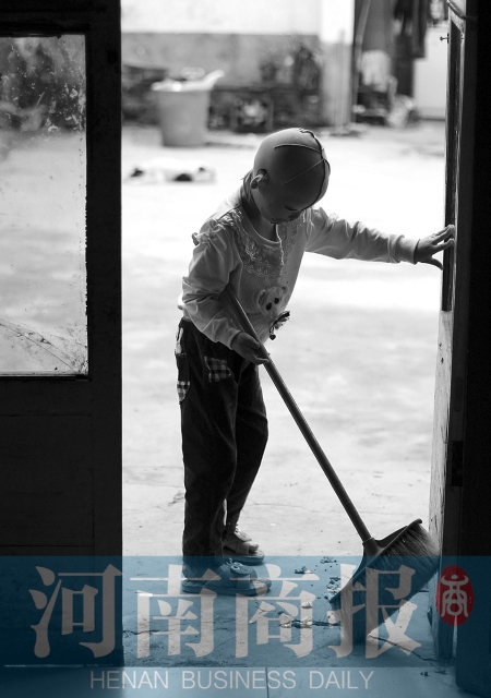 她很懂事，經常幫助爸爸媽媽打掃衛(wèi)生