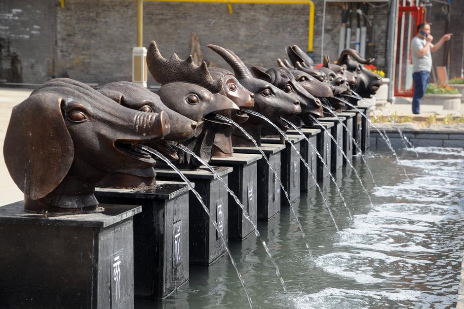 圖為十二獸首嘴里不停向外噴水。