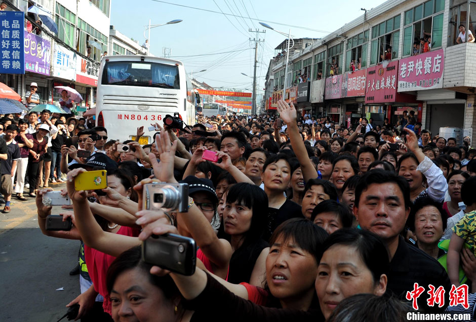 6月5日，一年一度的毛坦廠鎮(zhèn)“送考節(jié)”到來，70輛大巴車護送毛坦廠中學(xué)萬名考生安全赴考。