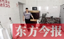 男廁中擺放的電視機(jī)、柜子、自行車等物品