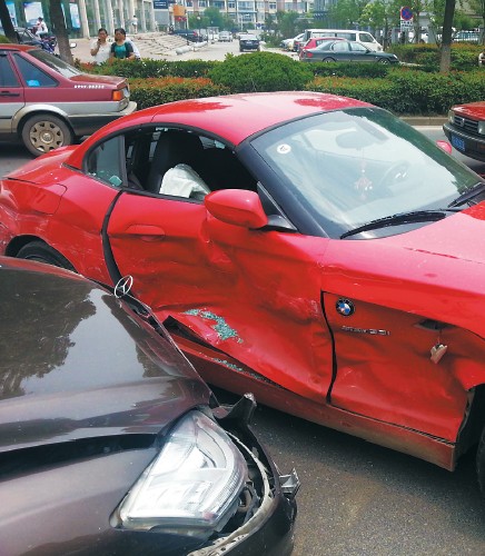 寶馬車門完全變形。