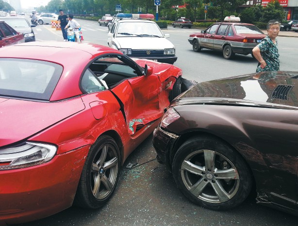兩部價值百萬左右的豪車在碰撞中損傷嚴重。謝德勝 記者金學永/攝
