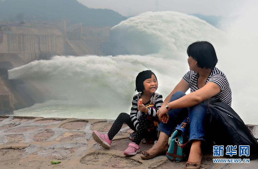　6月22日，兩位游客在黃河小浪底景區(qū)內(nèi)歇息。