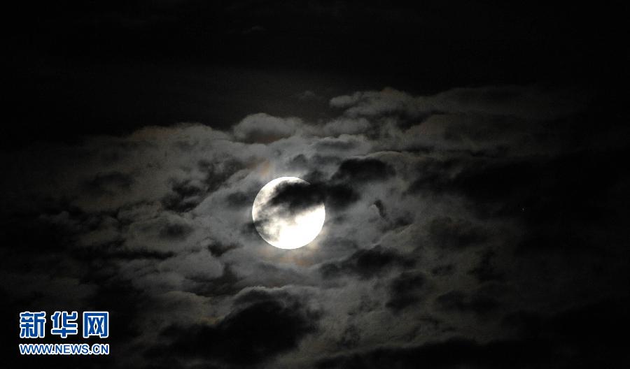 6月23日晚，一輪圓月高懸在海南省?？谑猩峡?。