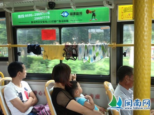 衣服就晾在公交車內橫桿上(網友“六月弍六”供圖) 衣服就晾在公交車內橫桿上(網友“六月弍六”供圖)