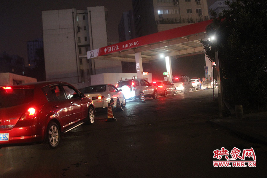 成品油價(jià)格7月20日起上調(diào) 私家車主排隊(duì)"搶"油