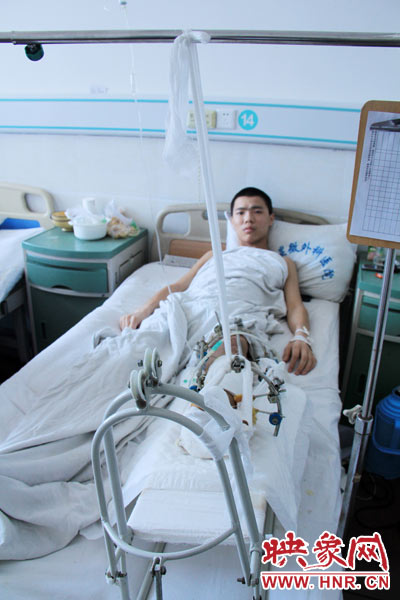 “如果有人肯幫我出4萬元的醫(yī)藥費，我愿意為他免費工作3年，多苦多累都行?！?月26日，躺在病床里上的