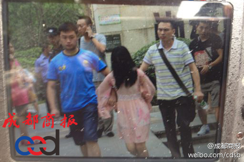 圖為事發(fā)現(xiàn)場，嫌疑人被警方控制。