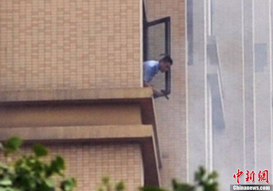 7月31日，成都成華區(qū)二十四城小區(qū)發(fā)生警匪槍戰(zhàn)。