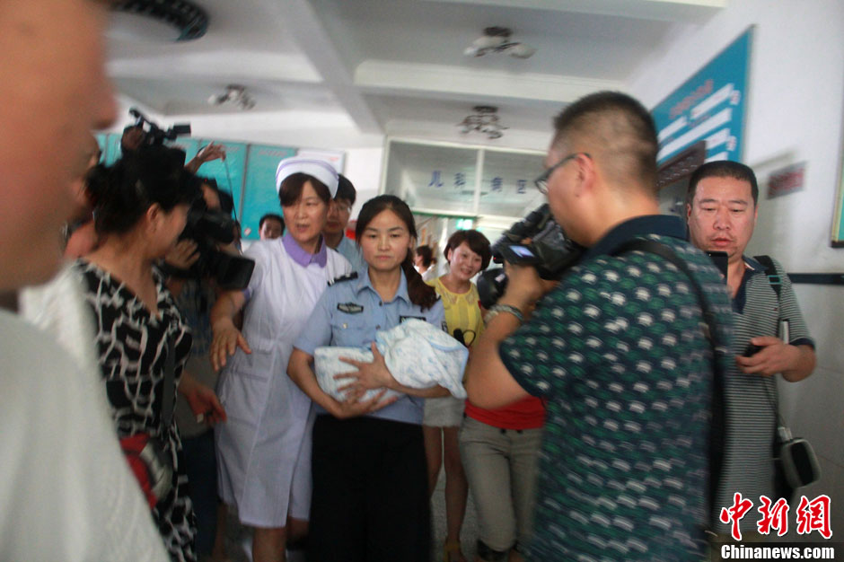 圖為當?shù)孛窬瘧驯Й@救嬰兒進入富平婦幼保健院。張一辰 攝