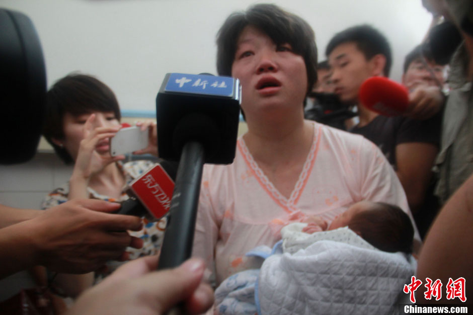 圖為獲救嬰兒母親接受中新社記者采訪。張一辰 攝