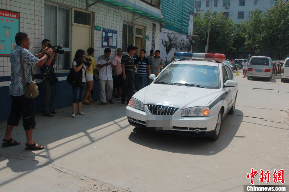 圖為護送獲救嬰兒的警察駛?cè)敫黄娇h婦幼保健院。張一辰 攝