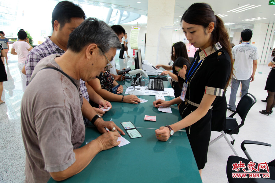 辦理借書卡很便捷，只需要身份證和一百元押金就可以。