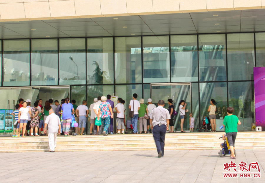 開館時間還沒到，門口已經(jīng)有不少等待的讀者
