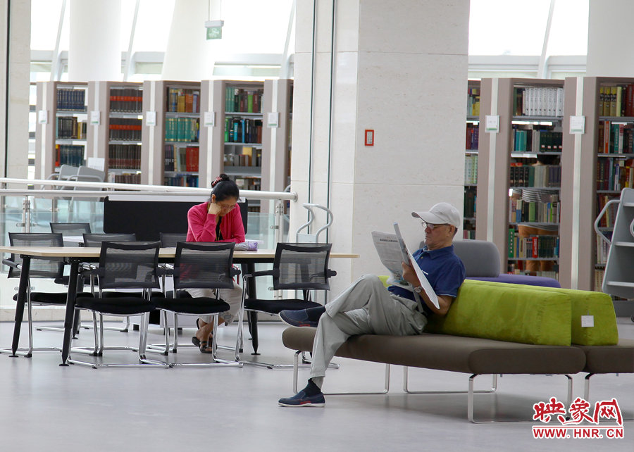 閱讀區(qū)有沙發(fā)，有桌椅，讓讀者有了更多的選擇。