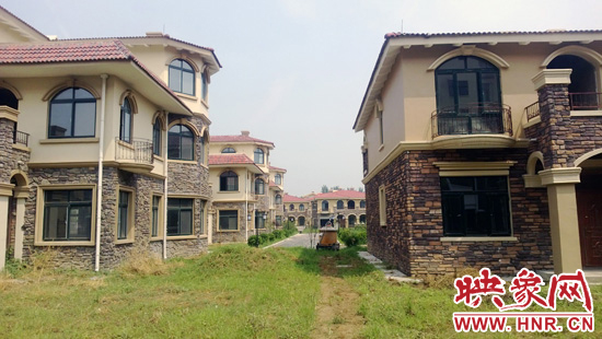 圖為別墅群內(nèi)正在進(jìn)行最后的鋪路、綠化